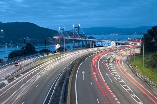 Vista de um pôr do sol nublado na ponte rande sobre a ria de vigo, na galiza, espanha.