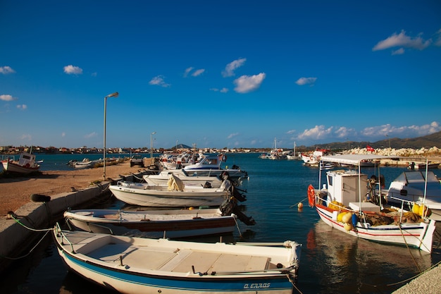 Vista de um porto em Zakynthos, Grécia, dia de verão