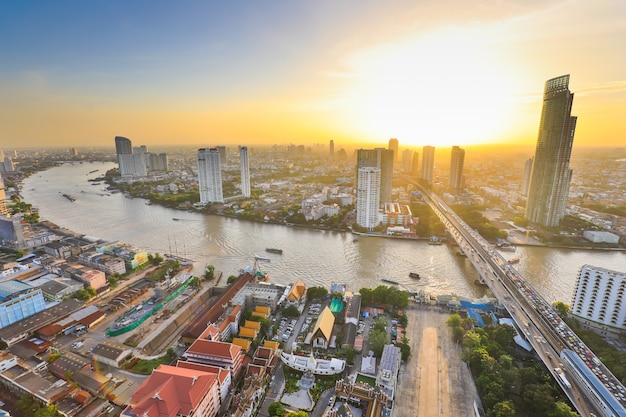 Vista de um prédio alto, cidade capital de bangkok da tailândia ao entardecer. tráfego e transporte rodoviário e fluvial