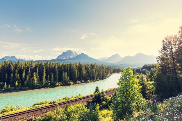 Vista de um rio através das Montanhas Rochosas, Banff, Canadá