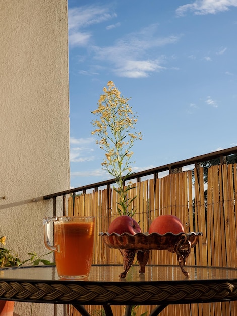 Foto vista de um suco de cenoura contra o céu