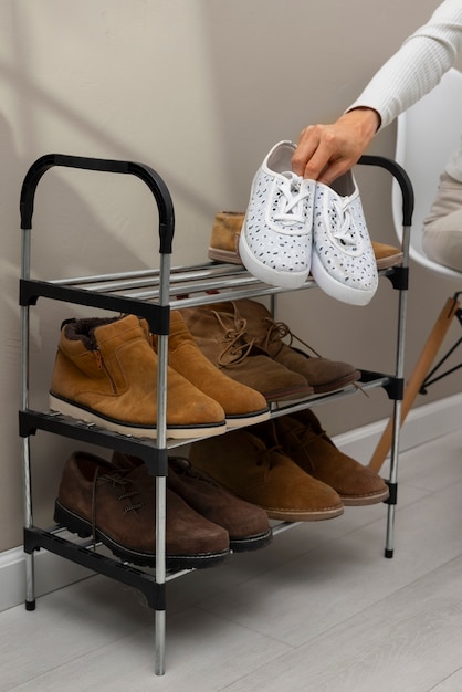Foto vista de um suporte de sapatos para empilhar um par de calçados