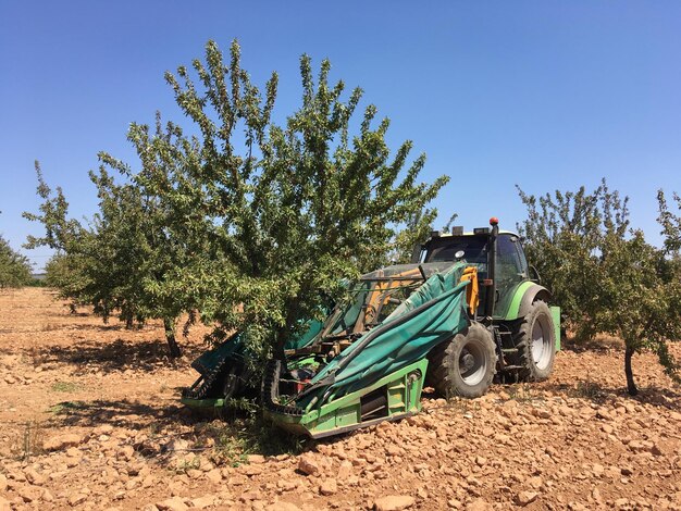 Foto vista de um tractor no campo contra um céu claro