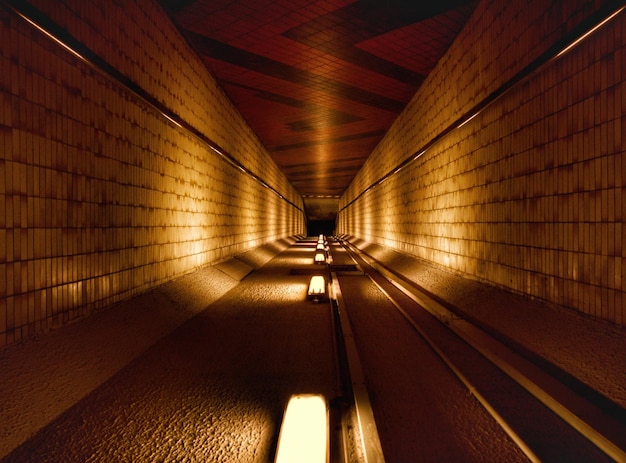 Foto vista de um túnel de metrô vazio