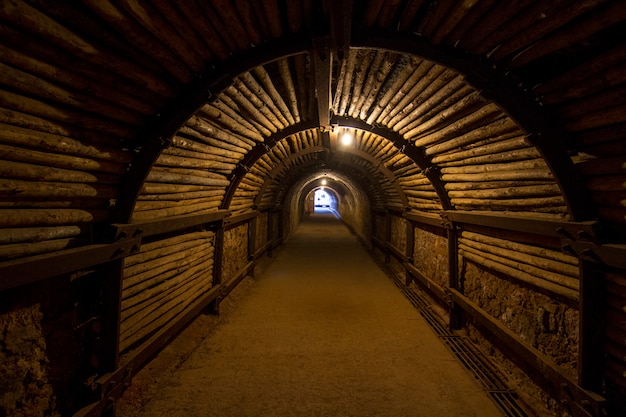 Vista de um túnel de mineração delével escuro.