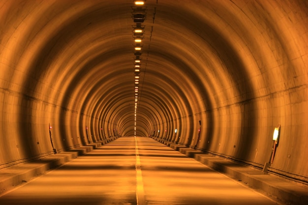 Vista de um túnel vazio iluminado