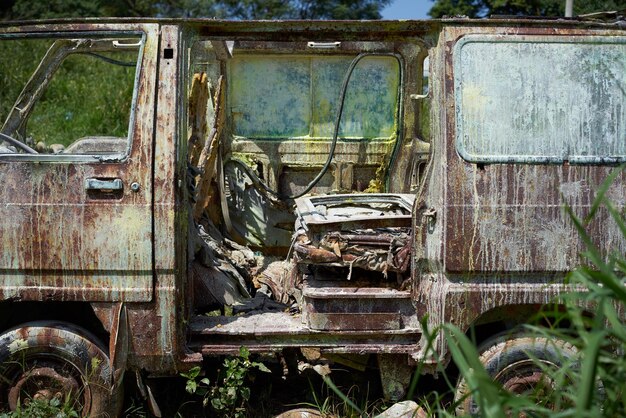 Vista de um velho carro enferrujado ao ar livre