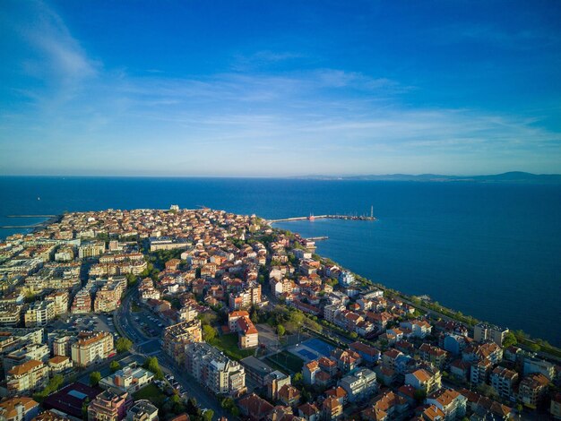 Vista de uma altura acima da cidade de pomorie com casas e ruas banhadas pelo mar negro na bulgária