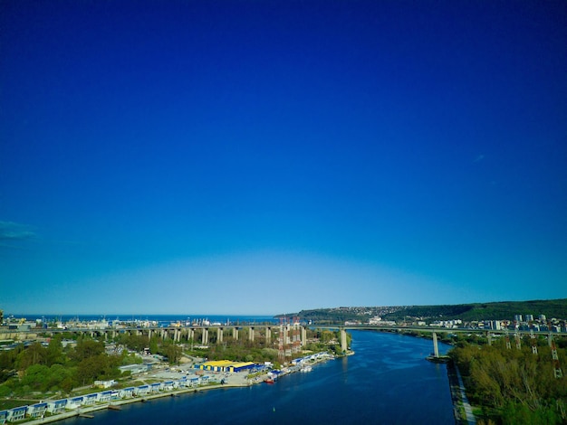 Vista de uma altura da cidade de Sozopol com casas e barcos perto do Mar Negro