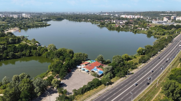 Vista de uma altura do lago em uma grande área residencial na cidade de Kharkov