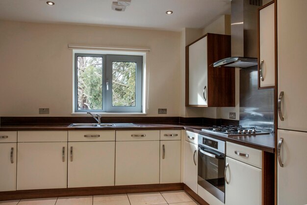 Vista de uma área de cozinha em um apartamento moderno