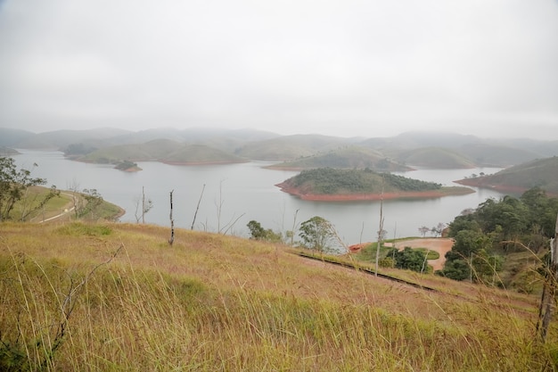 Vista de uma barragem com bela paisagem natural no fundo azul