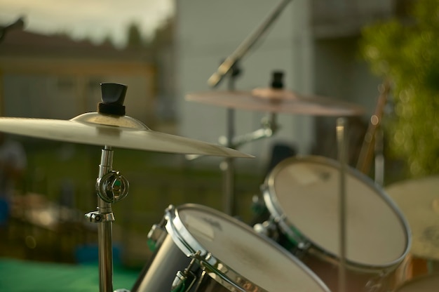 Vista de uma bateria, instrumento musical, do ponto de vista do músico, filmado em um palco pronto para um show ao vivo de uma banda de rock.