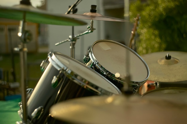 Vista de uma bateria, instrumento musical, do ponto de vista do músico, filmado em um palco pronto para um show ao vivo de uma banda de rock.