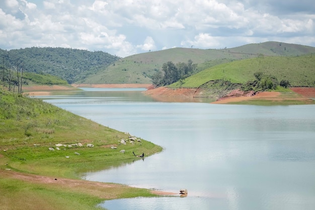 Vista de uma bela barragem em forma de lagoa com paisagem ao fundo