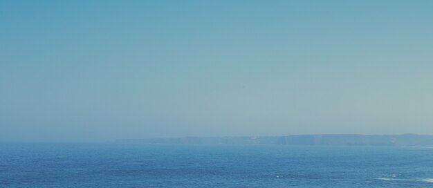 Vista de uma bela costa do oceano atlântico na europa viaje de férias e conceba o seu destino de férias perfeito