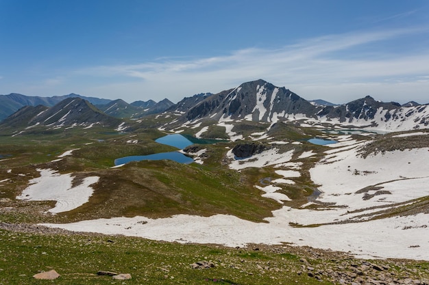 vista de uma bela paisagem montanhosa com um lago