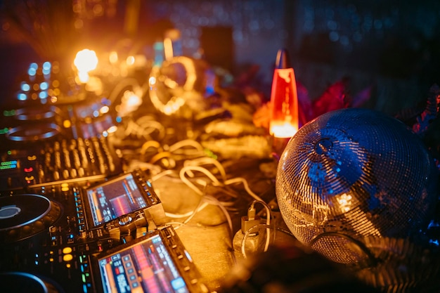 Vista de uma bola de discoteca em uma cabine de dj Foto de alta qualidade