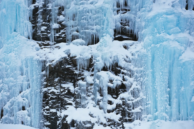 Vista de uma cachoeira congelada. inverno na noruega