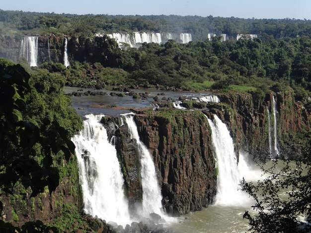 Vista de uma cachoeira panorâmica ao longo de rochas