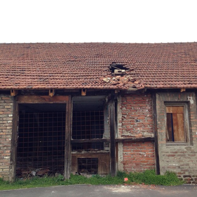 Vista de uma casa abandonada contra um céu claro