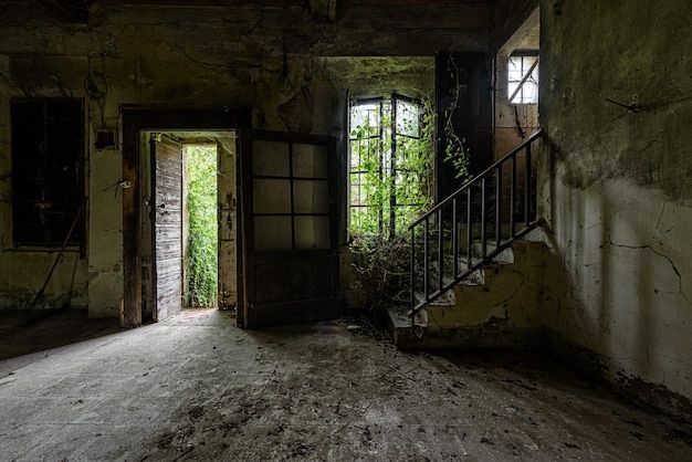 Foto vista de uma casa abandonada