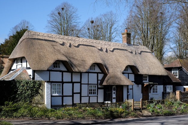 Vista de uma casa com telhado de colmo em micheldever hampshire