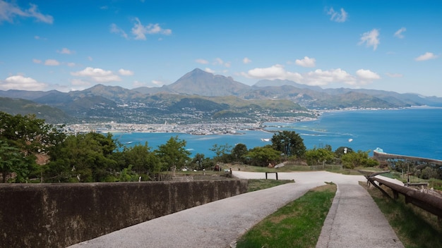 Vista de uma cidade de longe