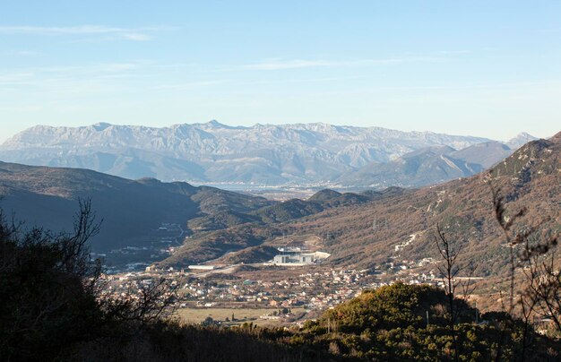 Vista de uma cidade em Montenegro Cidade e montanhas de uma altura Cartão postal Banner