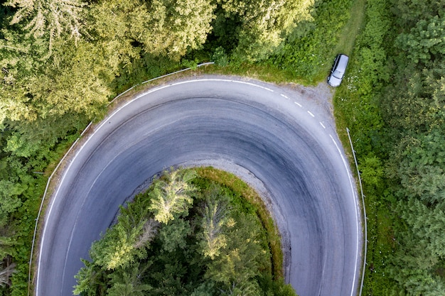 vista de uma estrada sinuosa na passagem de alta montanha