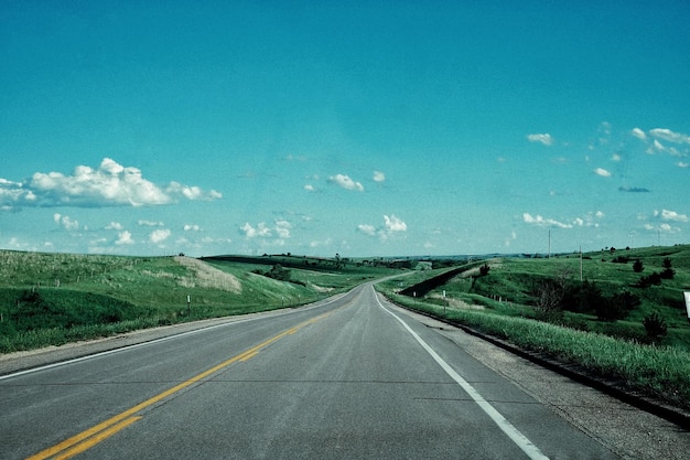 Foto vista de uma estrada vazia