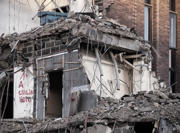 Foto vista de uma estrutura construída em ruínas