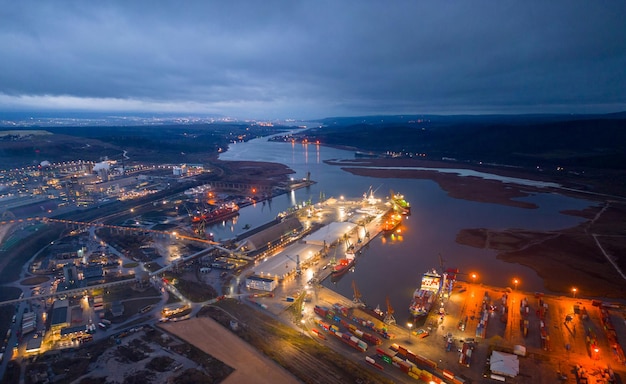 Vista de uma fábrica fortemente fumante à noite vista aérea da área industrial