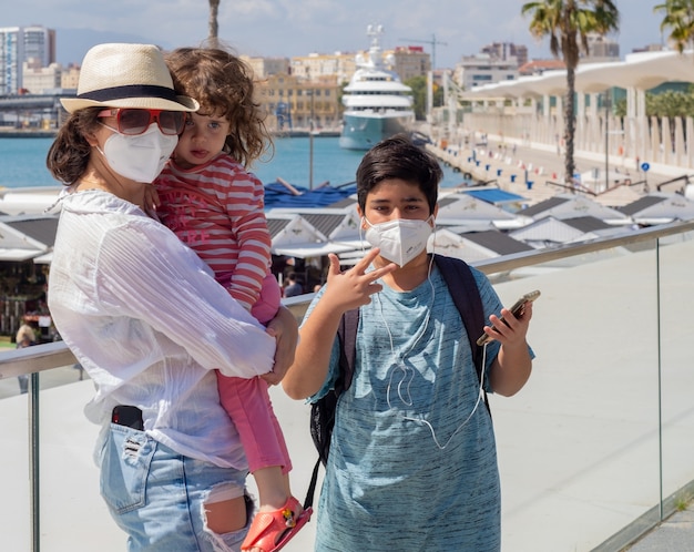 Vista de uma família viajando em tempos de pandemia usando máscaras.
