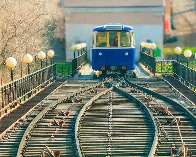 Foto vista de uma ferrovia funicular usada para subir e descer as colinas de vladivostok, rússia.