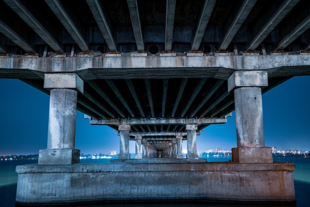 Vista de uma grande ponte poderosa