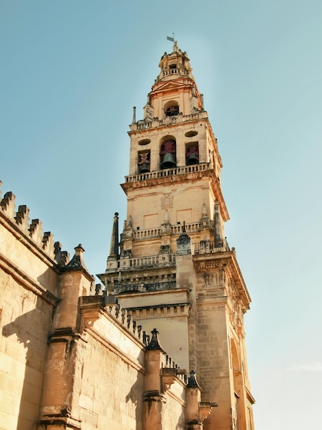 Vista de uma igreja em baixo ângulo