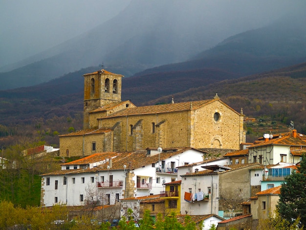 Vista de uma igreja em baixo ângulo
