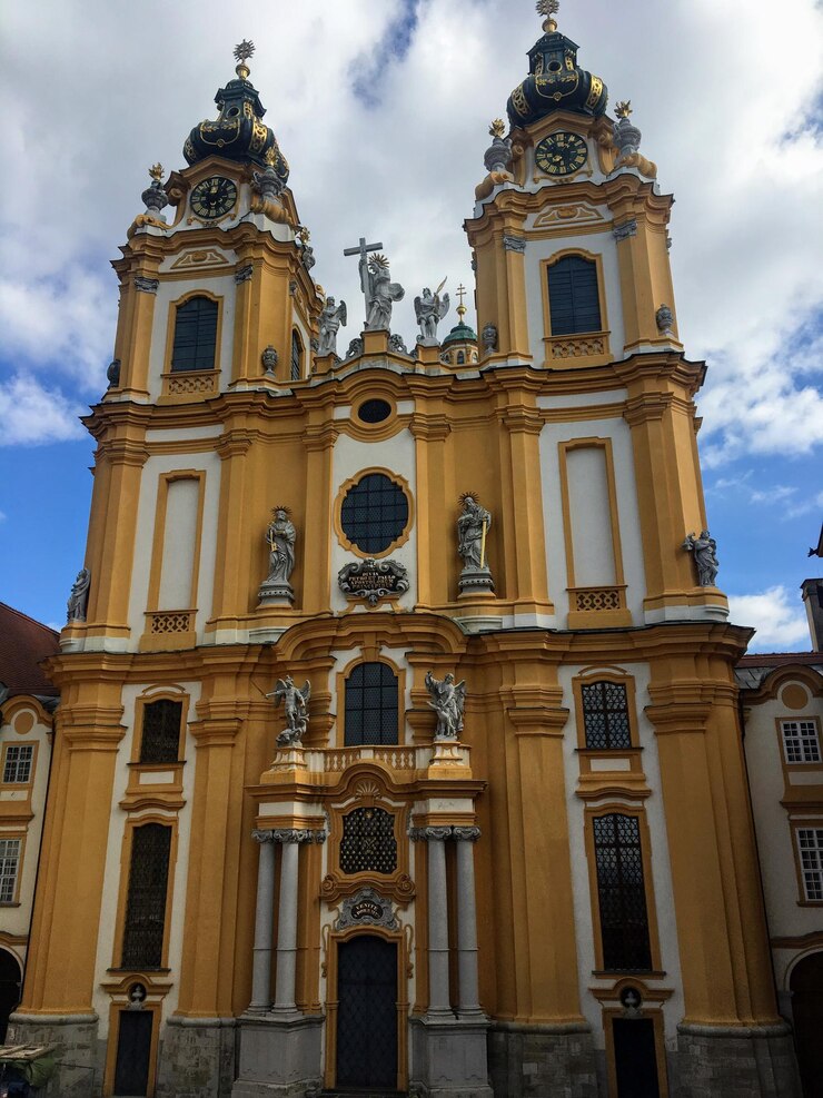 Foto vista de uma igreja em baixo ângulo