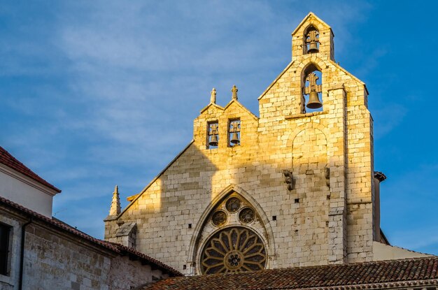 Vista de uma igreja românica na cidade de Palencia, Espanha