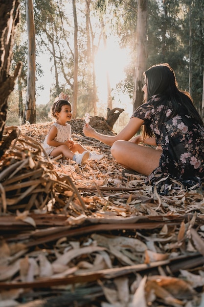 Vista de uma mãe com sua filha em uma incrível paisagem de outono