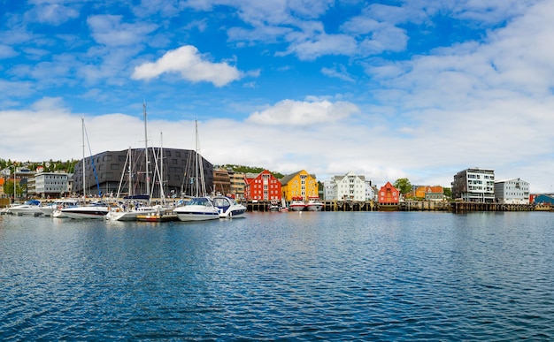 Vista de uma marina em Tromso, norte da Noruega. Tromso é considerada a cidade mais setentrional do mundo com uma população acima de 50.000.