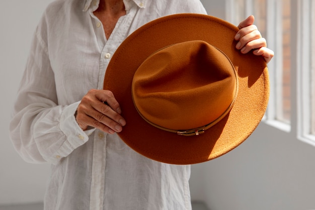 Foto vista de uma mulher usando um elegante chapéu fedora