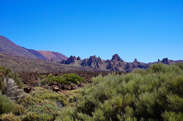 Foto vista de uma paisagem rochosa contra um céu azul claro
