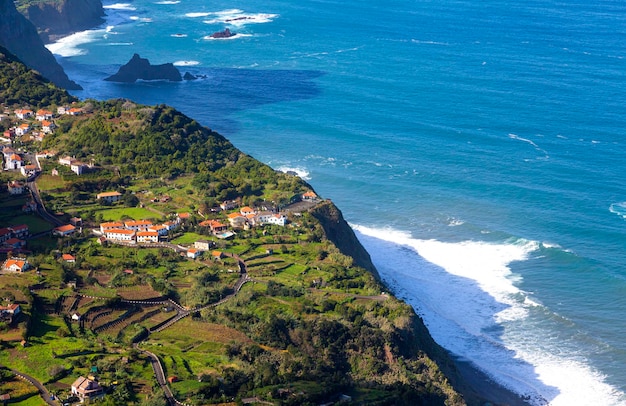 Vista de uma pequena aldeia na costa norte da Madeira