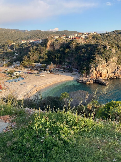 Vista de uma pequena baía entre as rochas