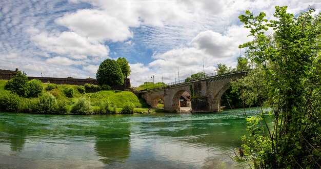 Vista de uma ponte de Navarrenx nos Pirenéus franceses