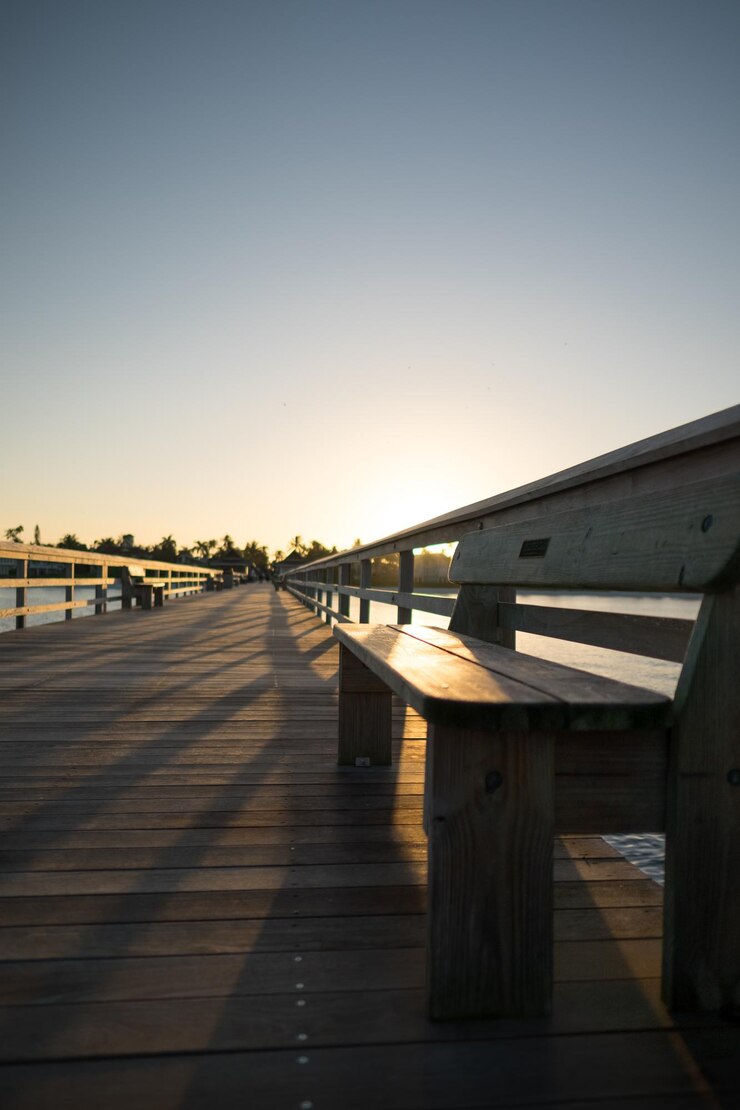 Foto vista de uma ponte vazia contra um céu claro ao pôr-do-sol