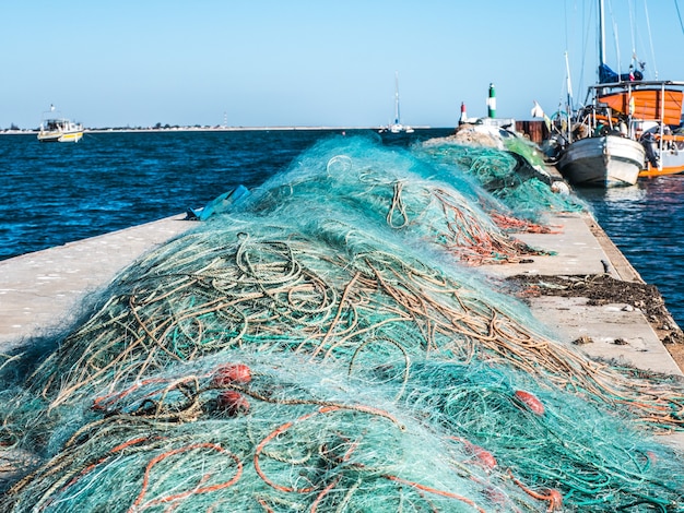 Vista de uma rede de pesca no cais