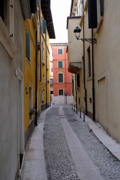 Vista de uma rua de verona, na itália